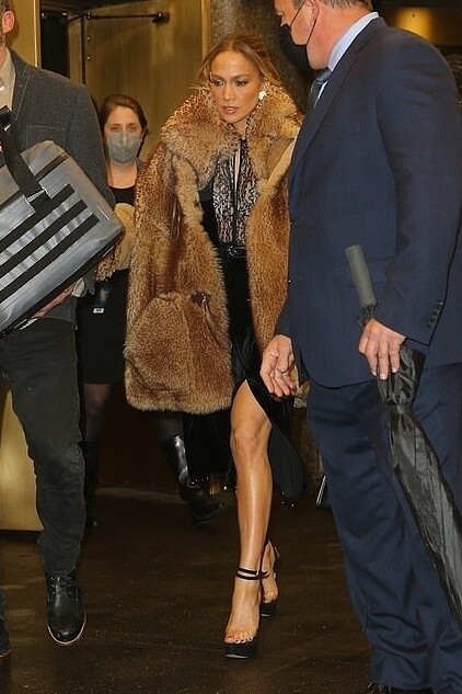 Jennifer Lopez Nbc Studio January 3, 2022