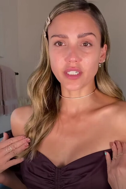 Jessica Alba's Cat Eye Tutorial with the Glam Gaze Holiday Gift Set Video Honest Beauty Youtube November 10, 2020