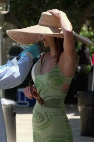 Kendall Jenner Kuwtk 20X04 New Friends and the Bunker April 8, 2021